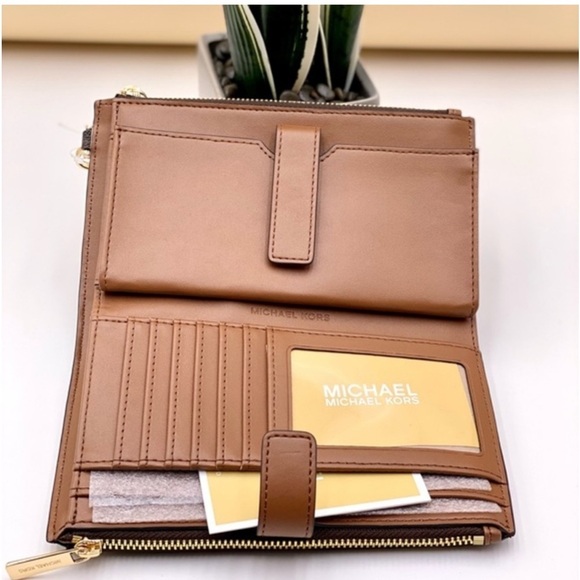 Michael Kors DoubleZip Wallet
Wristlet Brown - Picture 5 of 11